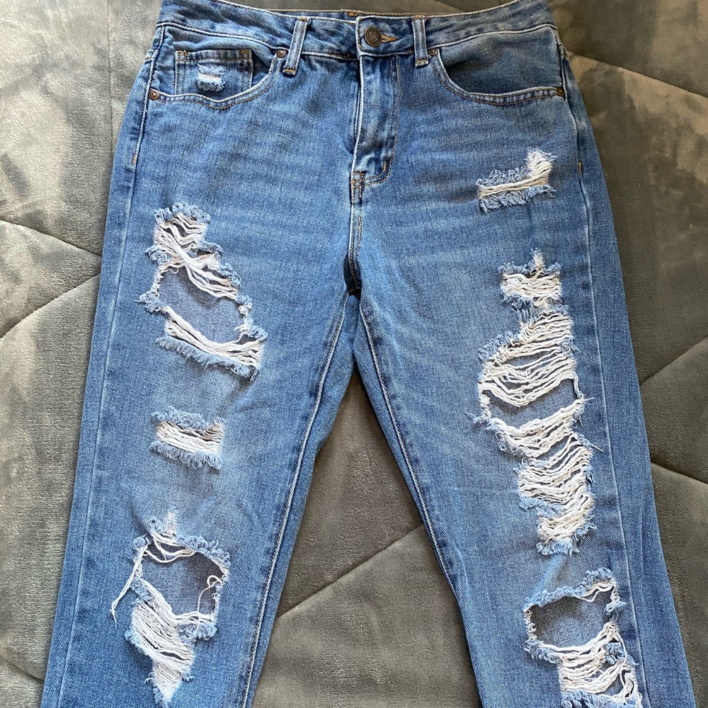 FOREVER 21 RIPPED JEANS